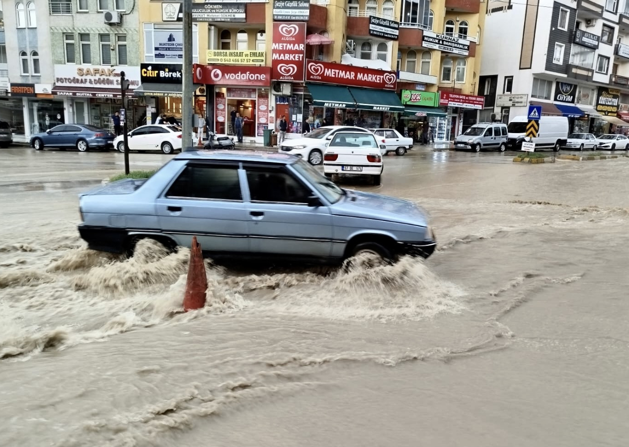 Sinop’u sağanak vurdu: Bazı ev ve iş yerlerini su bastı