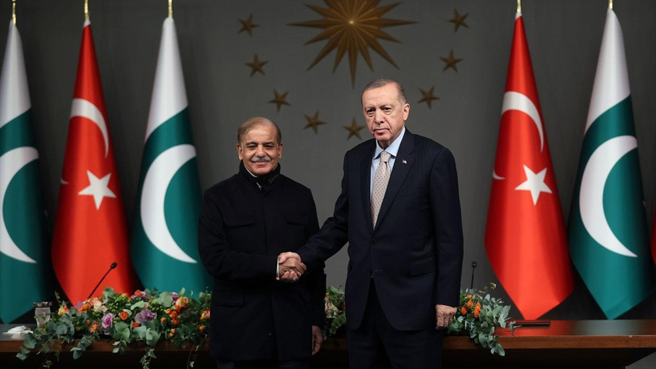 Türkiye barış için devrede! Cumhurbaşkanı Erdoğan Pakistan Başbakanı'yla görüştü! İşte masadaki konular...
