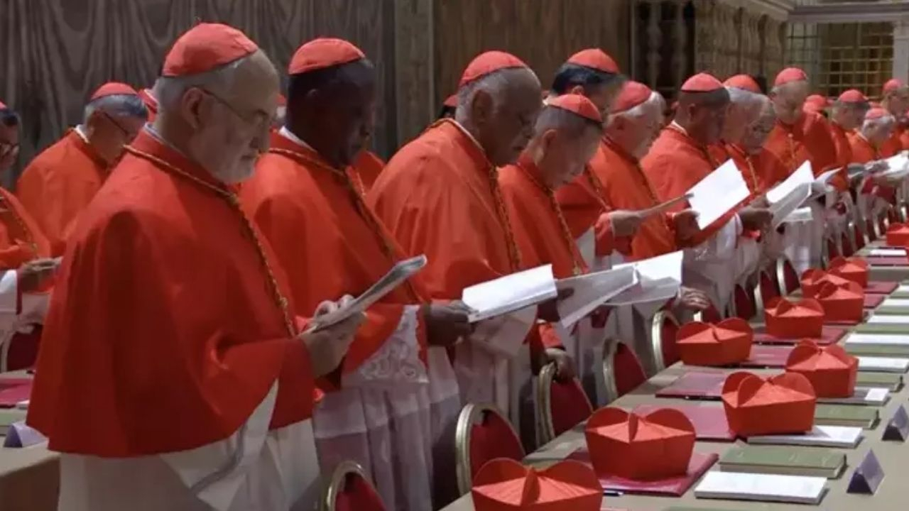 Kardinaller kitlendi! Vatikan’da Papalık için tüm gözler bacaya çevrildi!