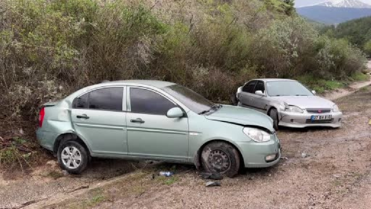 Virajı alamayan otomobil park halindeki araca çarptı: 4 yaralı