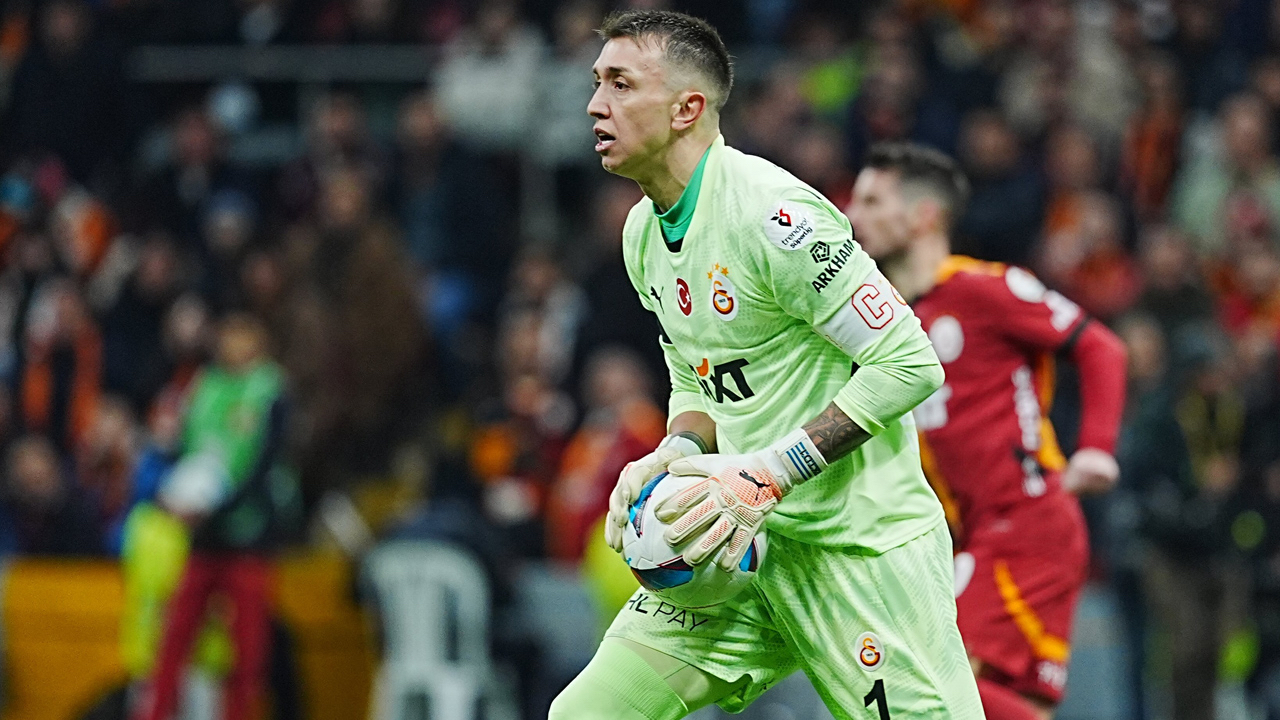 Fernando Muslera Türk futbol tarihine geçmeye hazırlanıyor