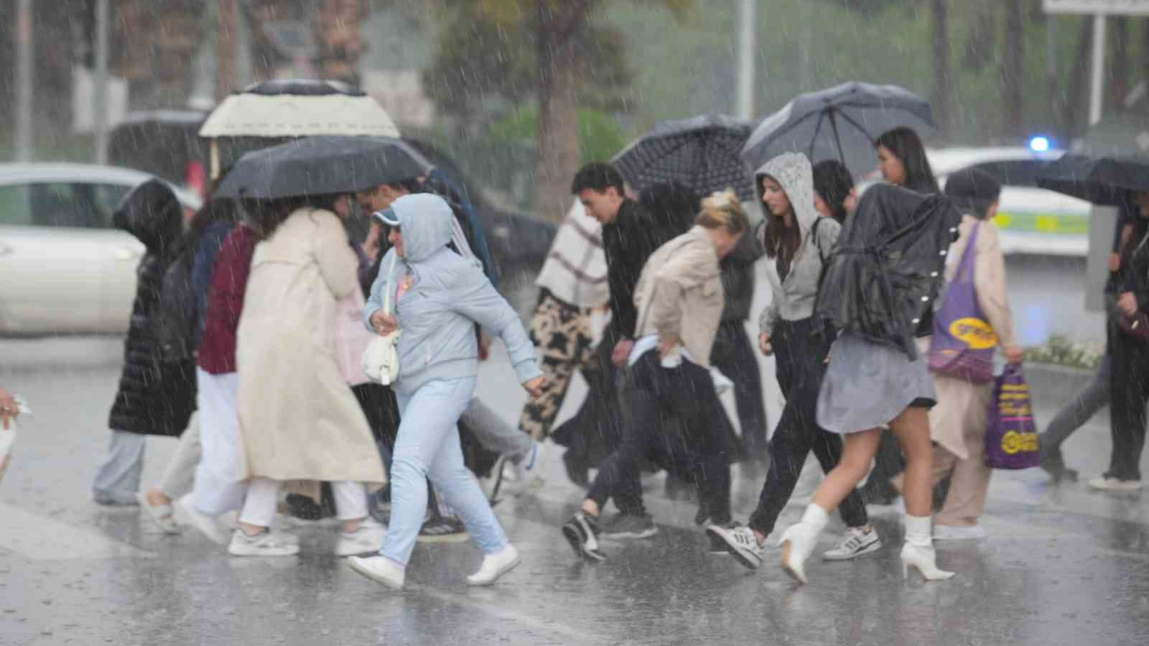 Samsun’da aniden yağan sağanak yağmur ve dolu hayatı olumsuz etkiledi