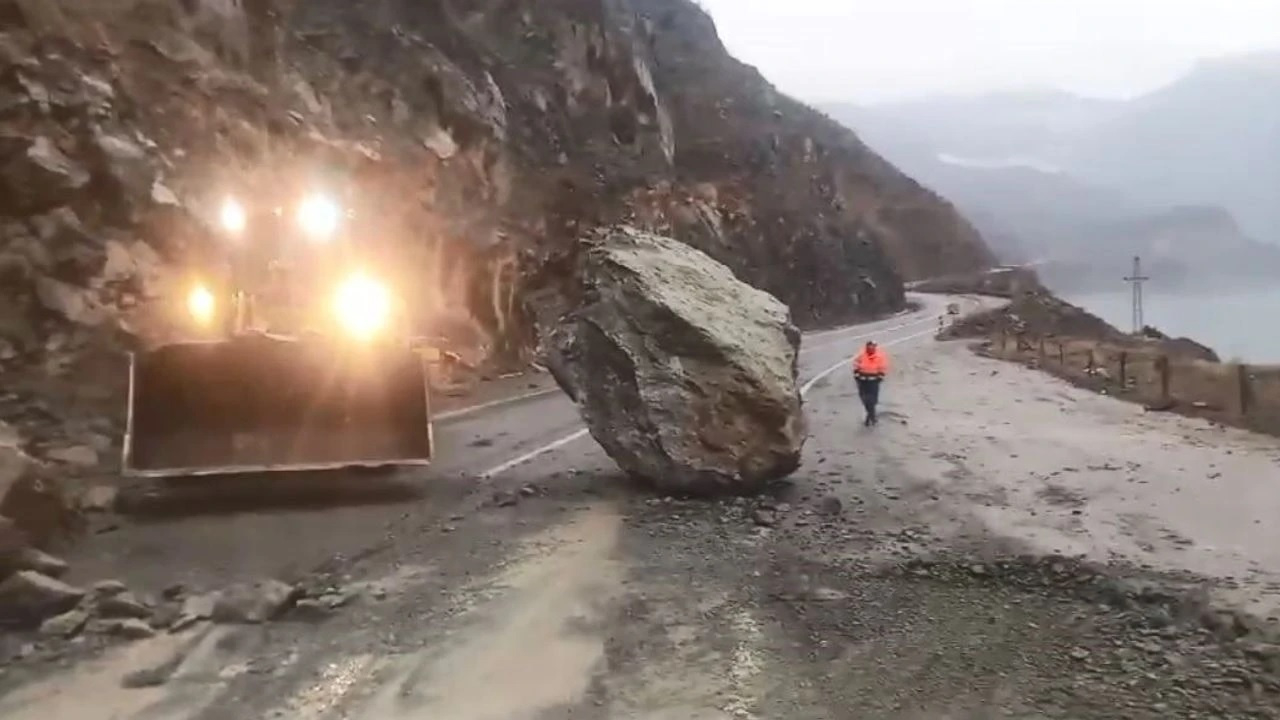 Artvin’in Ardanuç ilçesinde dev kaya yola düştü! Şans eseri yaralanan olmadı...