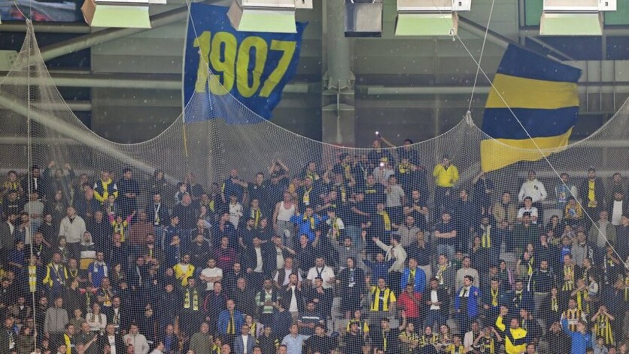 Fenerbahçe taraftarından Başakşehir deplasmanında yönetime protesto!