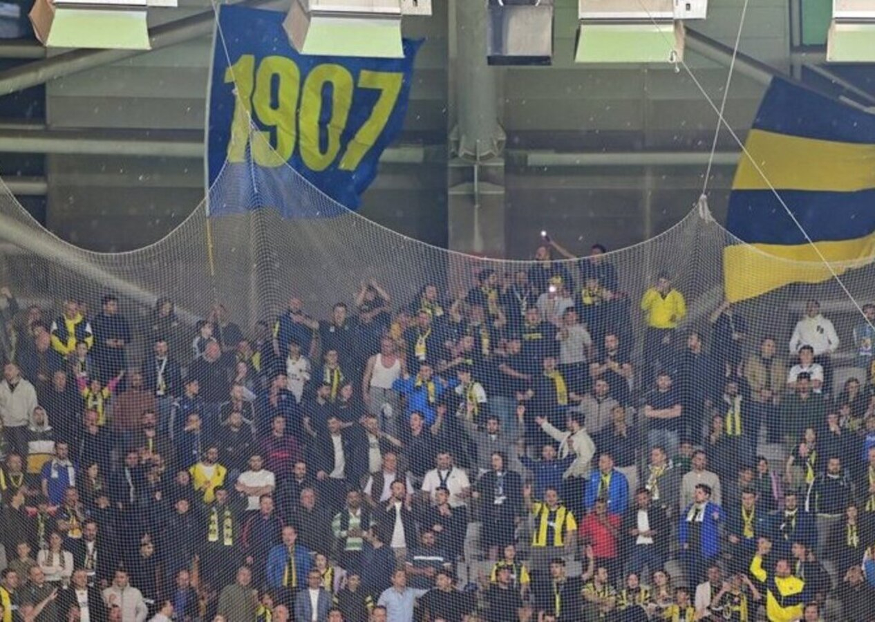 Fenerbahçe taraftarından Başakşehir deplasmanında yönetime protesto!