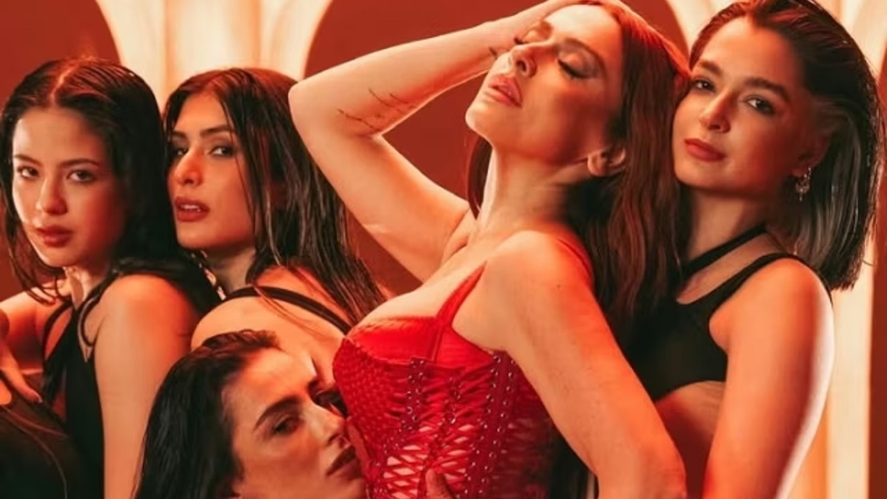 Hadise'den edep eleştirilere sahneden cevap: "Ben buyum! Her zaman böyle şeyler yaşayacağız"