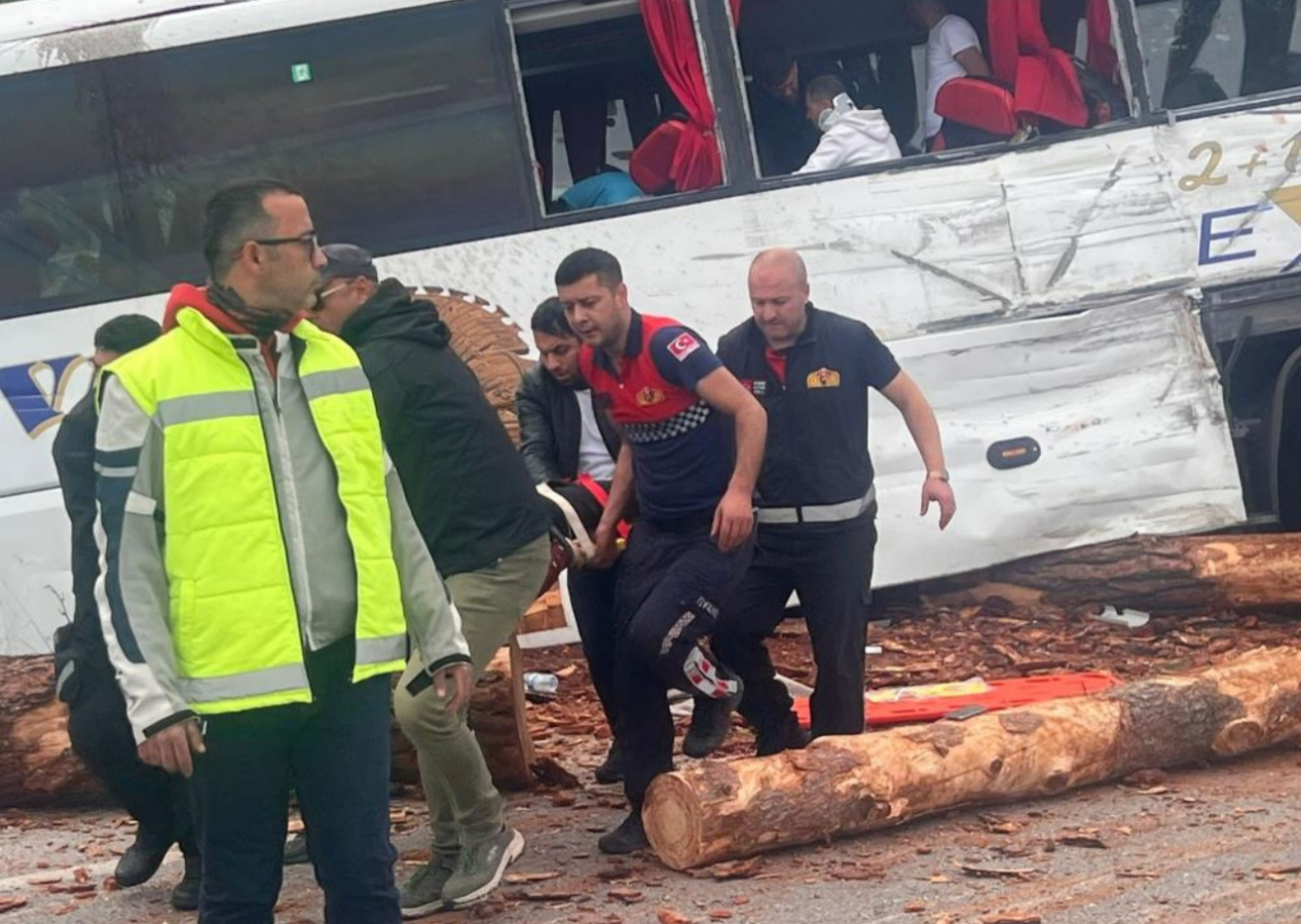Çanakkale'de yolcu otobüsünün karıştığı zincirleme kaza: 8 ölü, çok sayıda yaralı