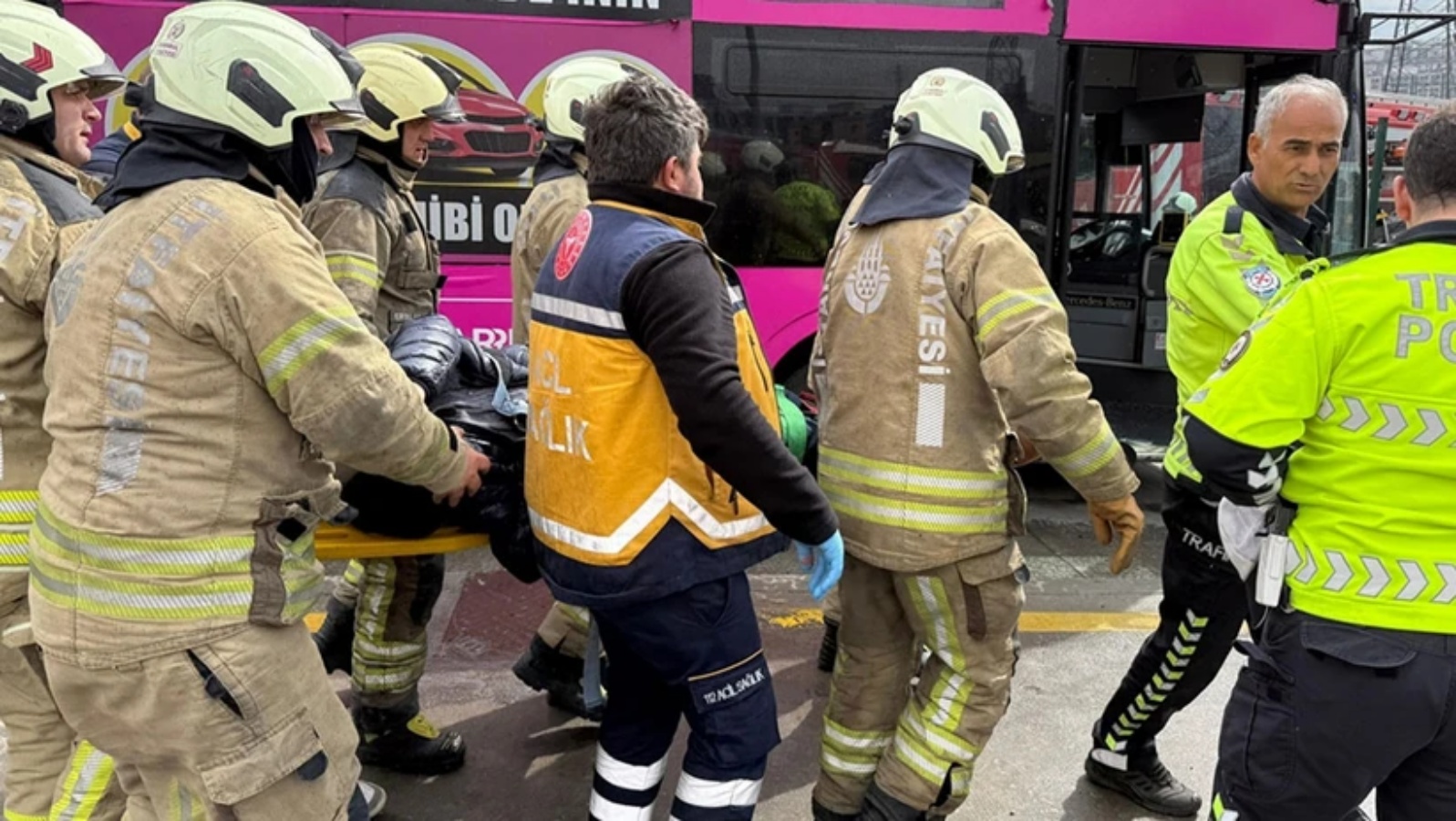 Metrobüs kazasında yaralanan 11 kişi taburcu oldu, 37 kişinin tedavisi sürüyor