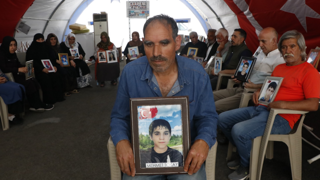 Evlat nöbeti tutan baba: Kendilerini feshetsinler, bütün çocuklarımızı göndersinler