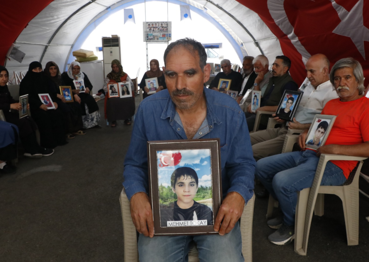 Evlat nöbeti tutan baba: Kendilerini feshetsinler, bütün çocuklarımızı göndersinler