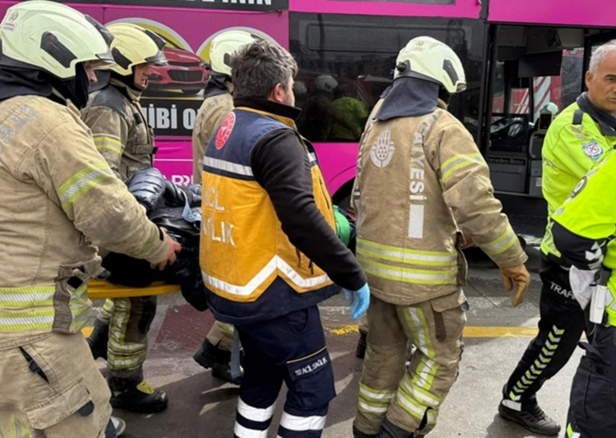 Beylikdüzü'nde iki metrobüs çarpıştı: 1 ölü, 20 yaralı! Acı haberi Valilik duyurdu