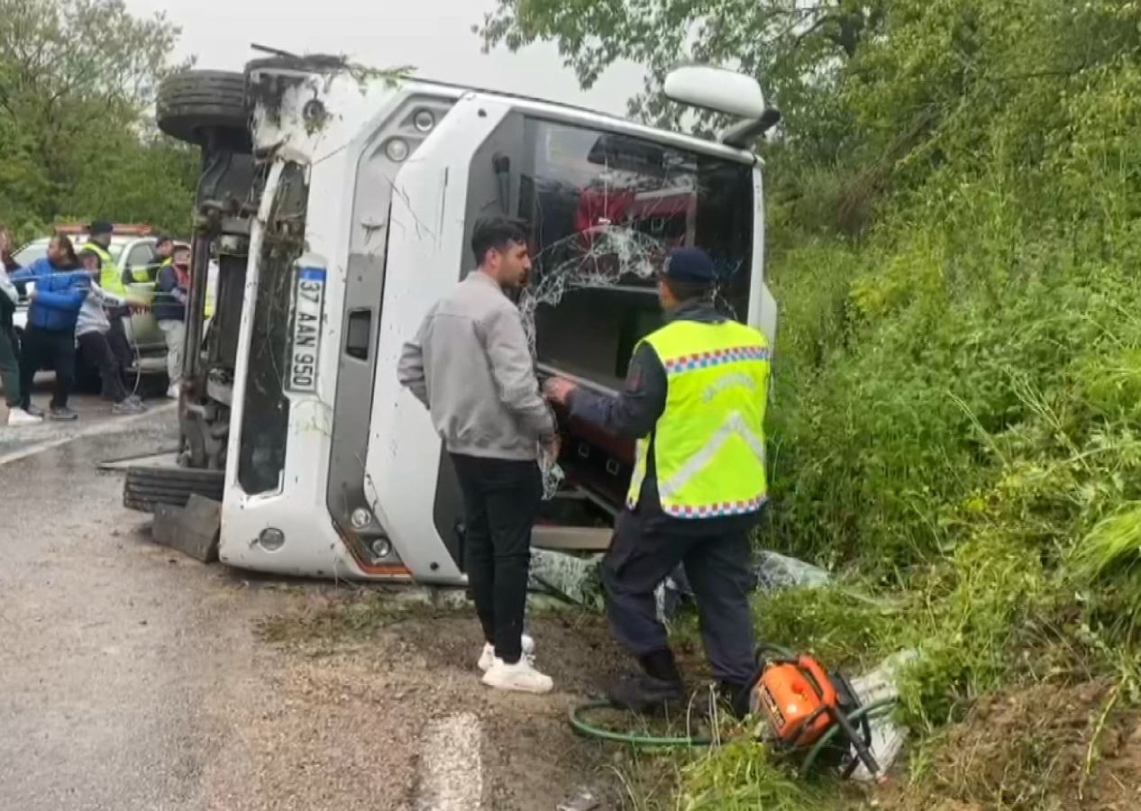 Kastamonu Üniversitesi öğrencilerini taşıyan tur otobüsü Sinop'ta kaza yaptı: 2'si ağır, 18 yaralı