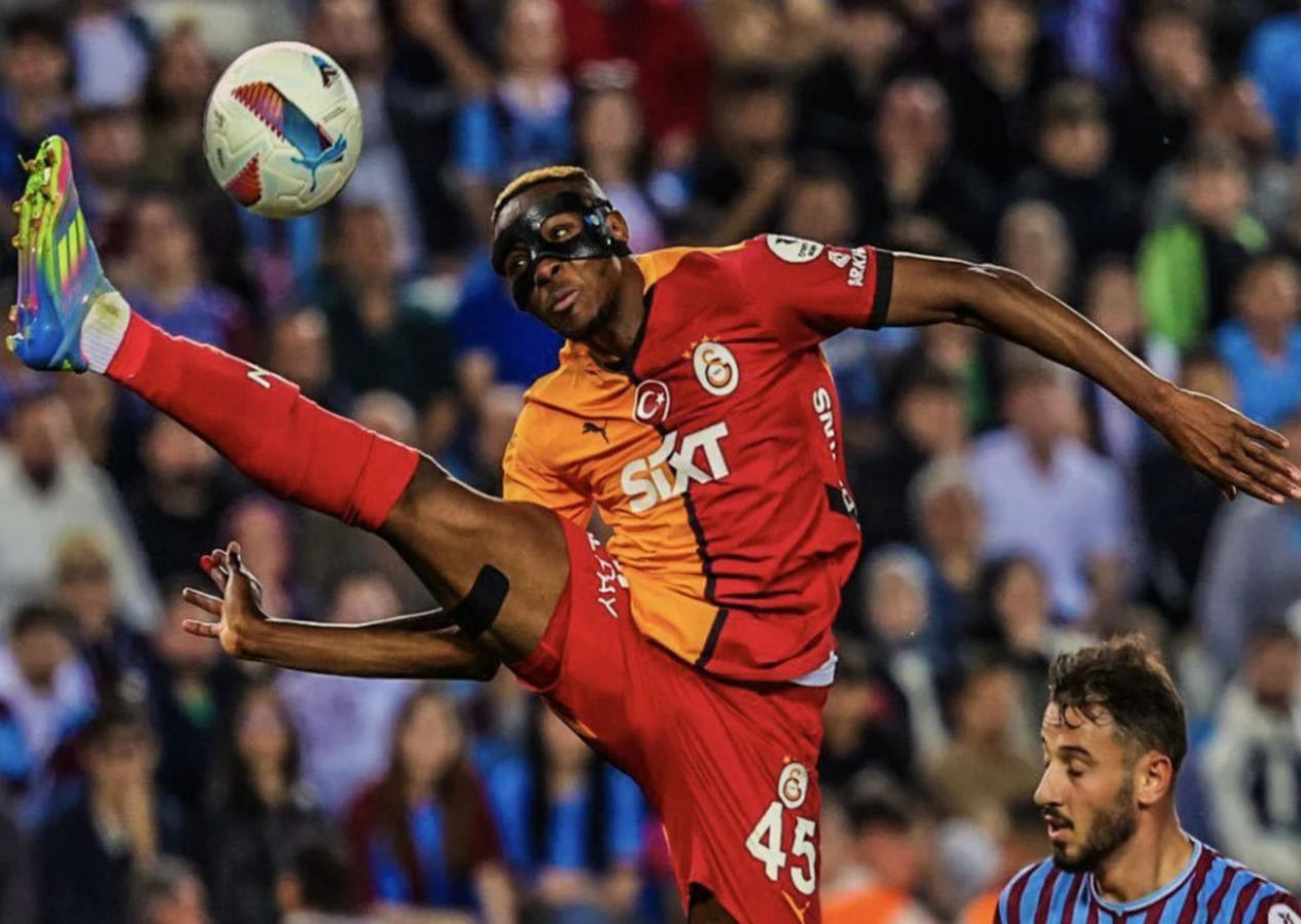 Victor Osimhen'in ayağının uzandığı yükseklik gündem oldu
