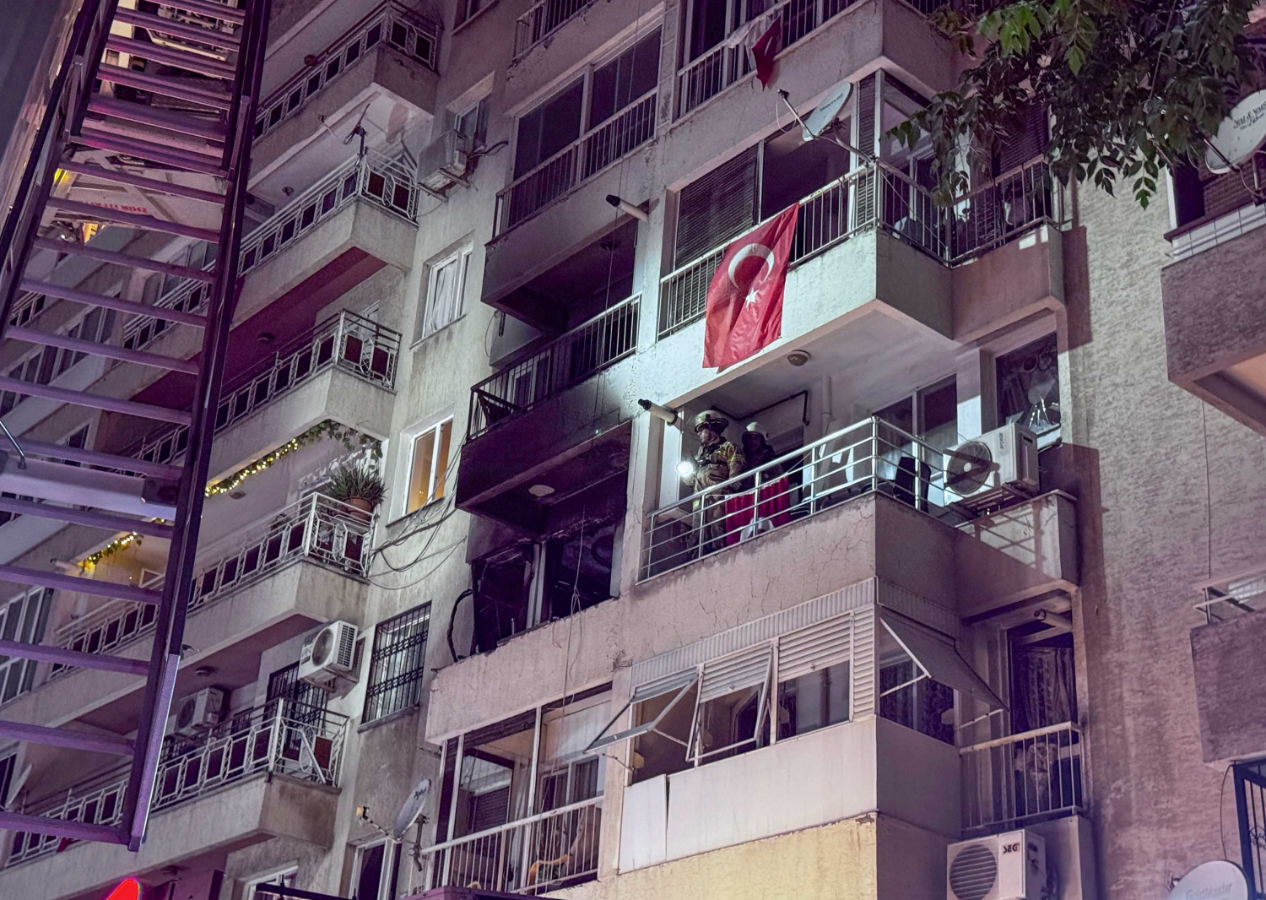 İzmir'de apartman dairesinde patlama: 4 kişi yaralandı