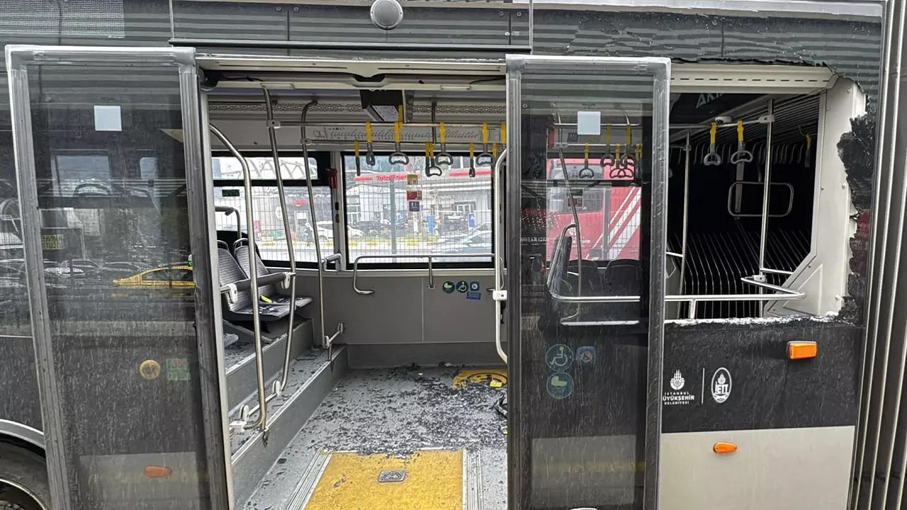 Beylikdüzü'ndeki metrobüs kazasında onlarca insan dehşeti yaşadı! O anların güvelik kamerası görüntüleri ortaya çıktı...