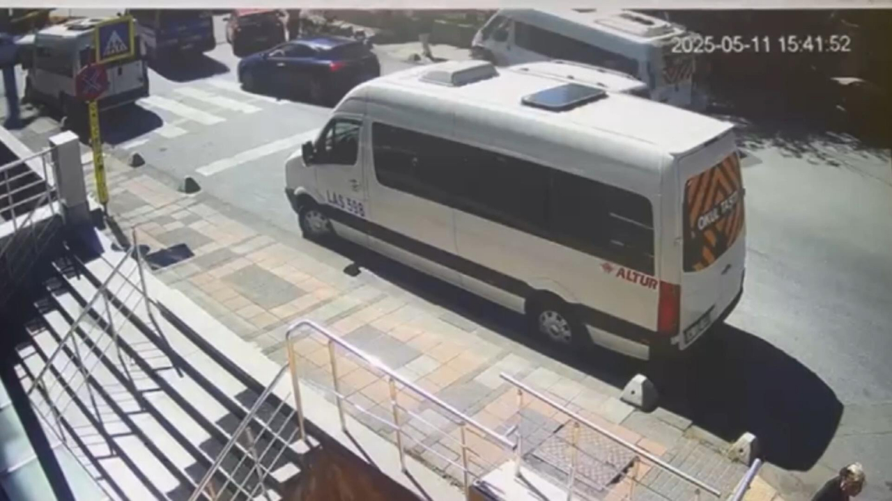 Kağıthane'de can pazarı! Servis aracı kaldırıma daldı: Anneler Günü’nde acı bilanço