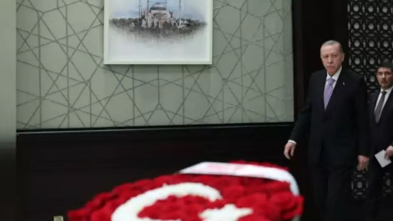 Kabine toplandı! Gündem, PKK'nın kendisini feshetmesi... Bahçeli'den kabineye Türk Bayraklı çiçek!