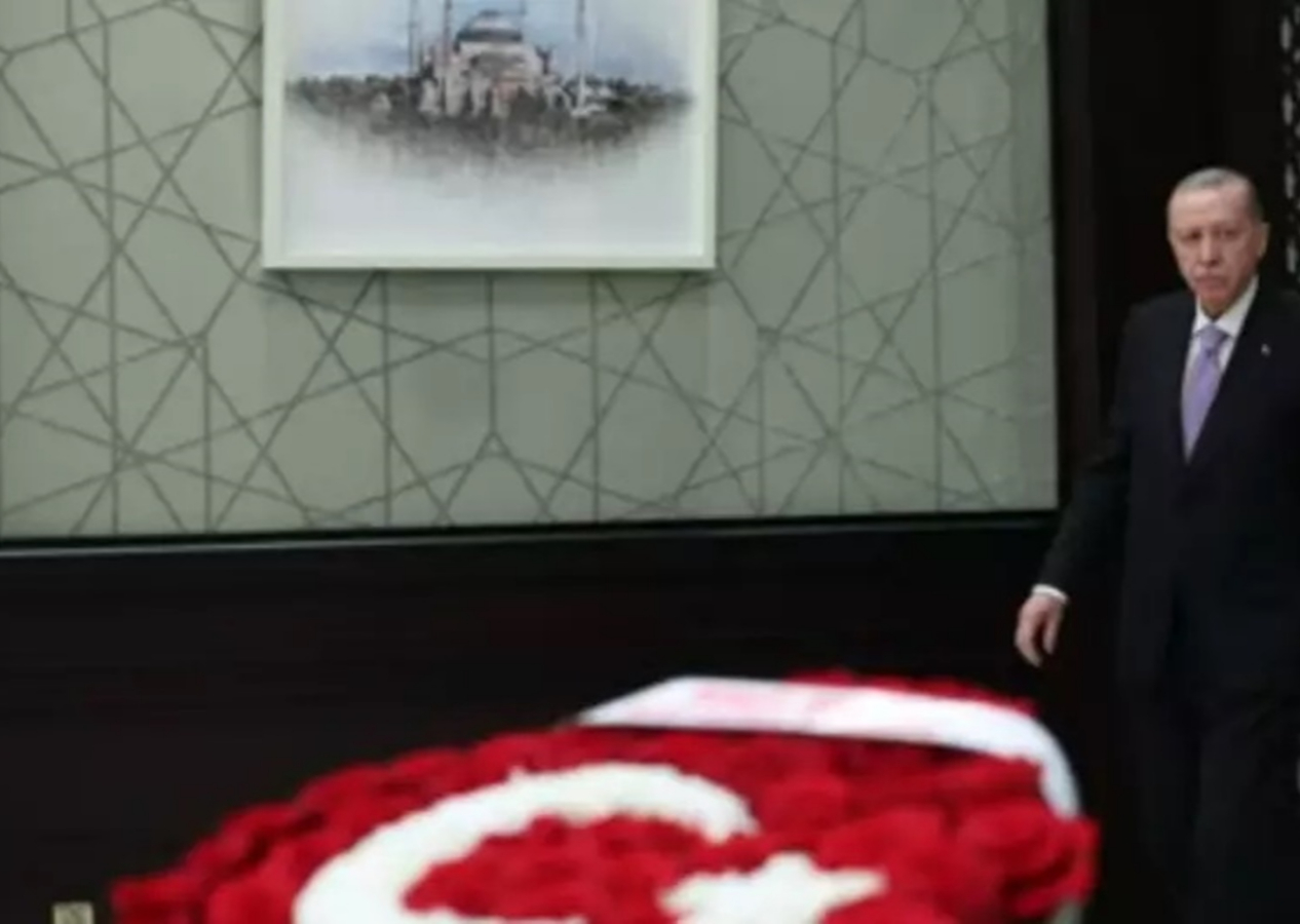 Kabine toplandı! Gündem, PKK'nın kendisini feshetmesi... Bahçeli'den kabineye Türk Bayraklı çiçek!