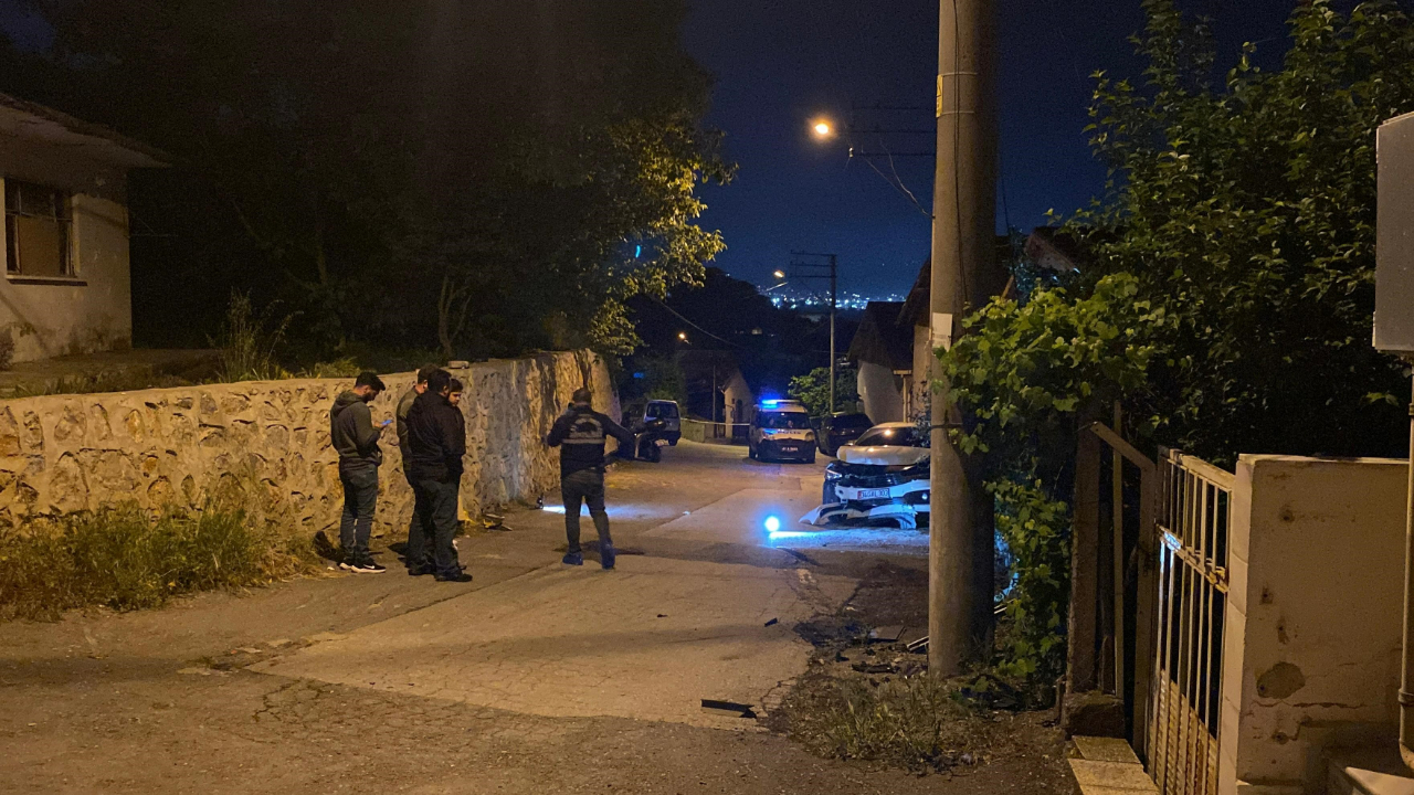 İzmit'te korkunç pusu: Kurşun yağmuruna tutulan araç kaza yaptı, genç adam ölüm kalım savaşı veriyor!