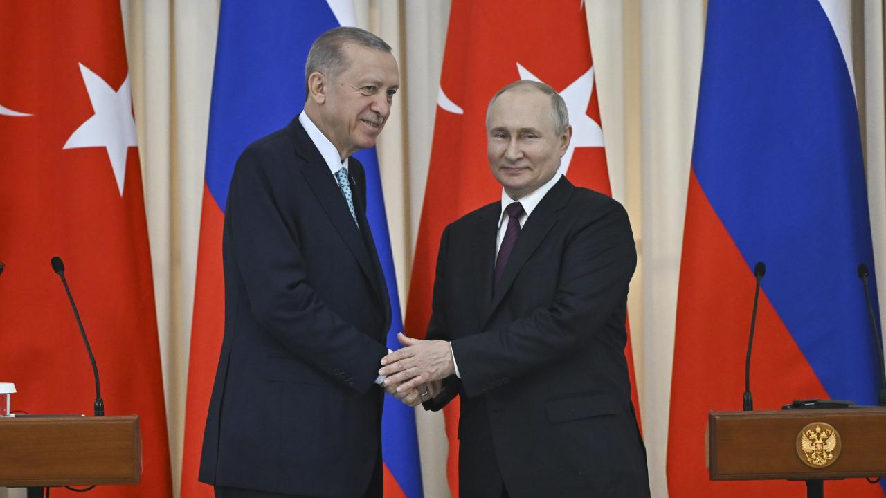 Dünya perşembe günü İstanbul'dan müjde bekliyor! Putin istedi, Zelenski kabul etti! Türkiye'deki barış masası manşetlerde...