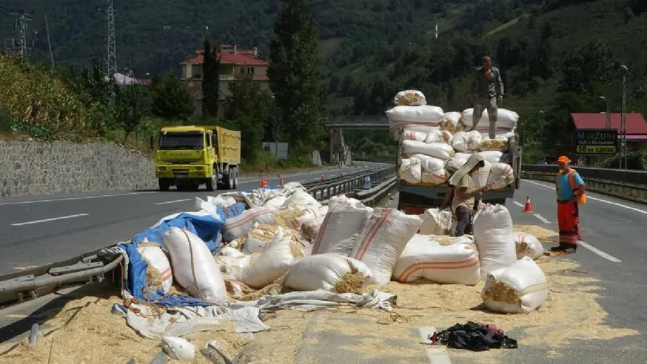 Manisa'da konkunç kaza! Kamyondaki saman balyaları yola saçıldı...