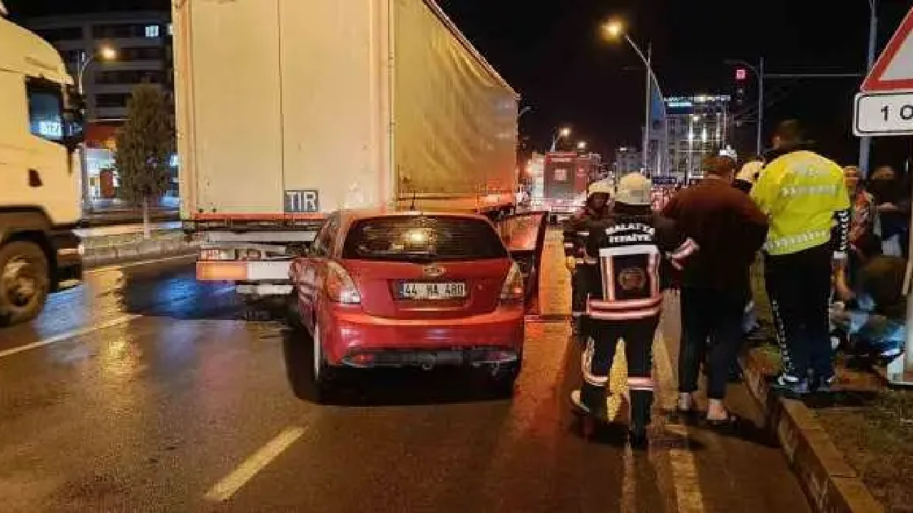 Malatya’da korkunç kaza: Otomobil ile tır çarpıştı, 3 kişi yaralı