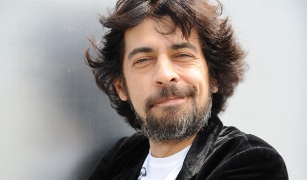 Okan Bayülgen'in içinden yavru bir ejderha çıktı!