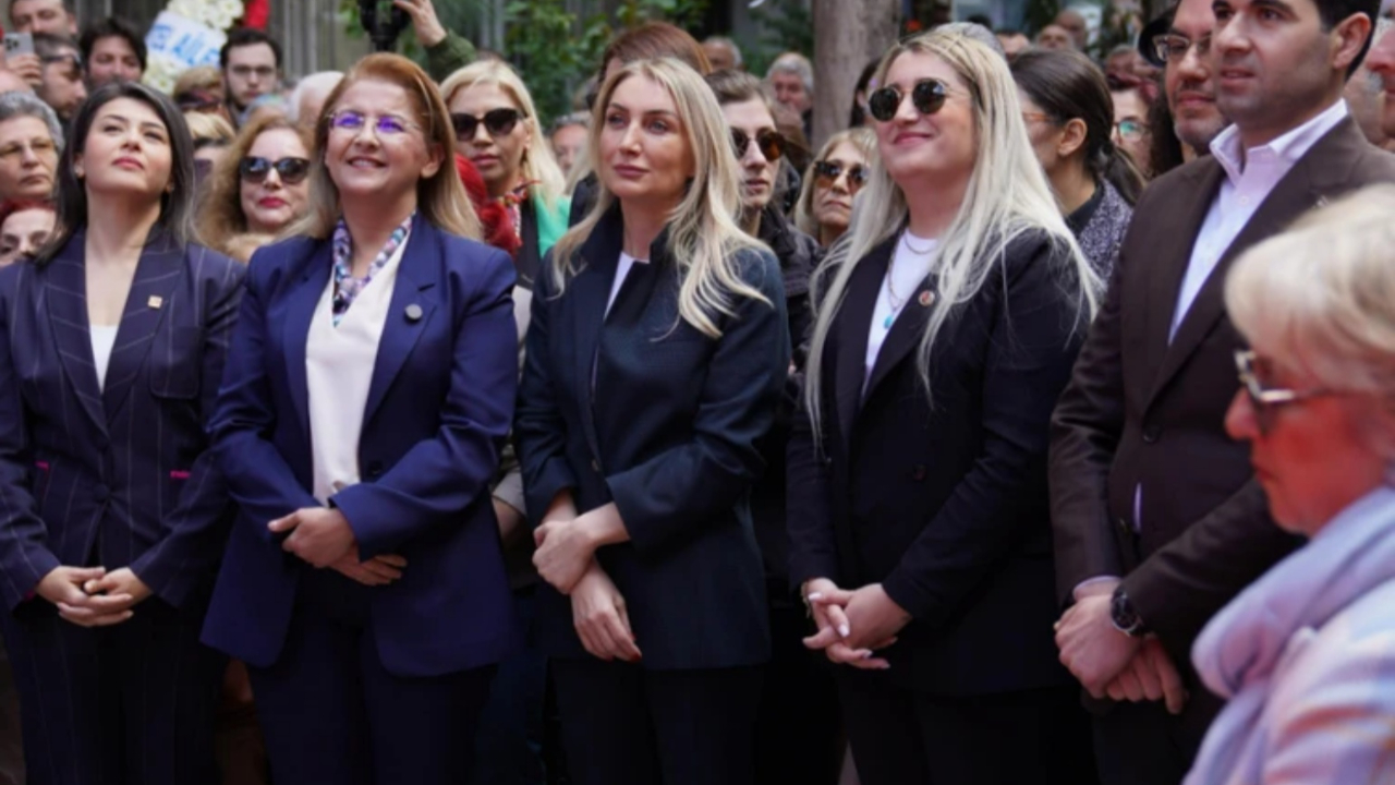 Kent Lokantası açılışında Dilek İmamoğlu sahneye çıktı: Tezgah başına geçti, yemek servisi yaptı