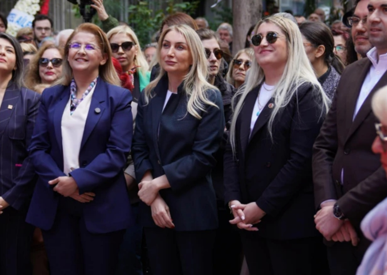 Kent Lokantası açılışında Dilek İmamoğlu sahneye çıktı: Tezgah başına geçti, yemek servisi yaptı