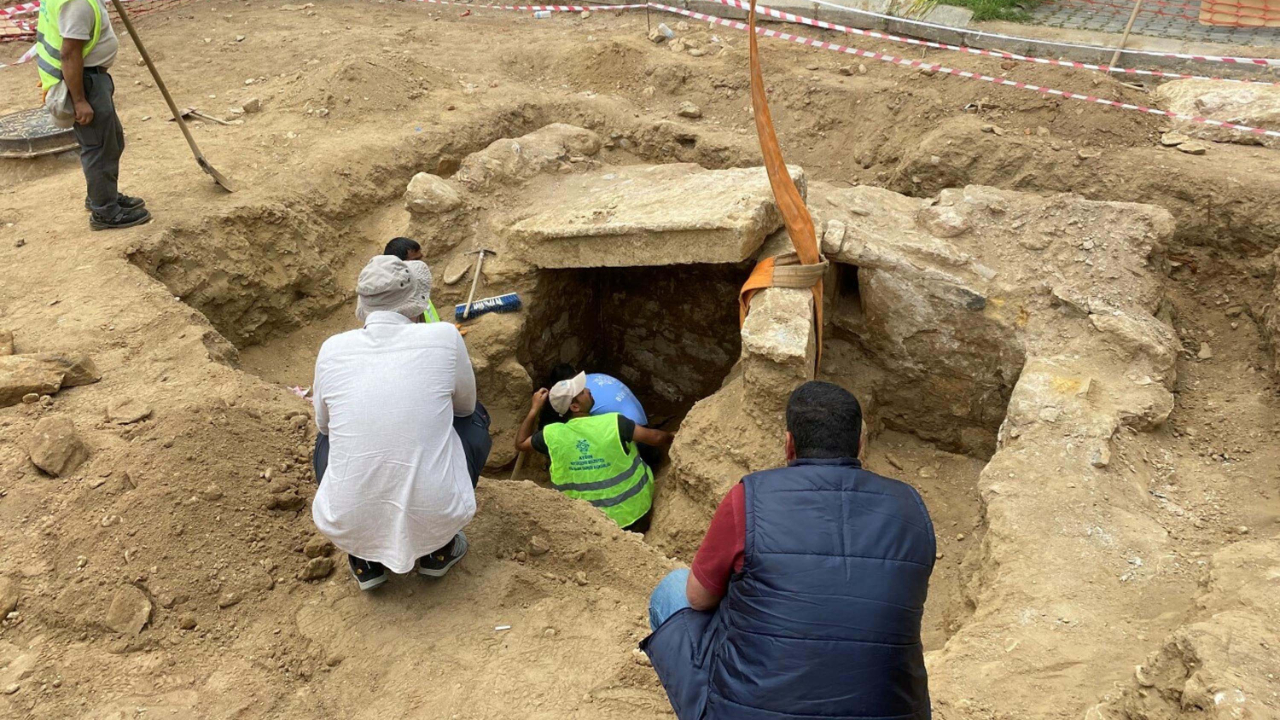 Aydın'ın göbeğinde yol çalışması sırasında Roma dönemine ait kral mezarı bulundu