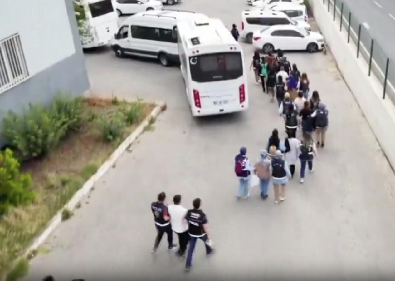 100'den fazla kişiyi dolandırdılar... Dev şebeke çökertildi! 25 ilde eş zamanlı baskın!