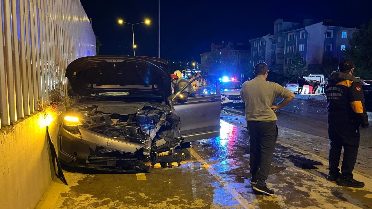 Başakşehir'de iki otomobil çarpıştı: Kazada 5 kişi yaralandı