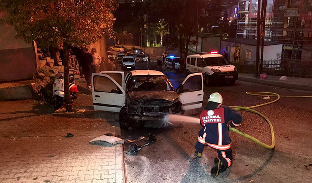 Kağıthane'de kundaklanan araçlar alev alev yandı...