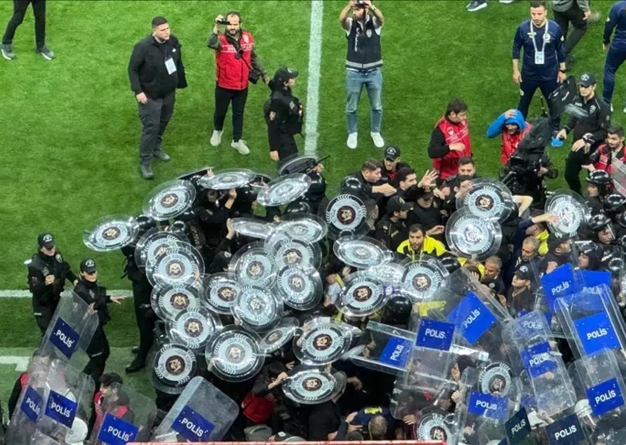 Olaylı derbi sonrası Oosterwolde ve Mert Müldür hakkında zorla getirme kararı!