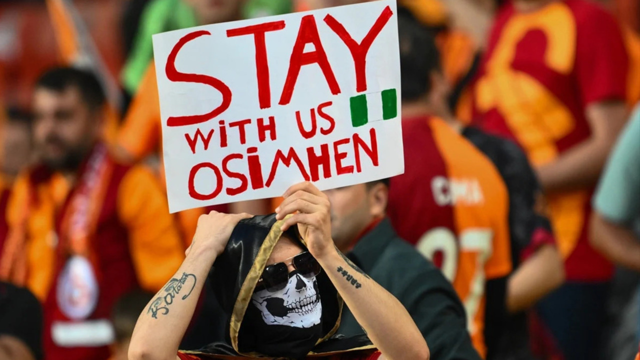 Galatasaray taraftarı kampanyayı tribünlere taşıdı: Bizimle kal Osimhen!