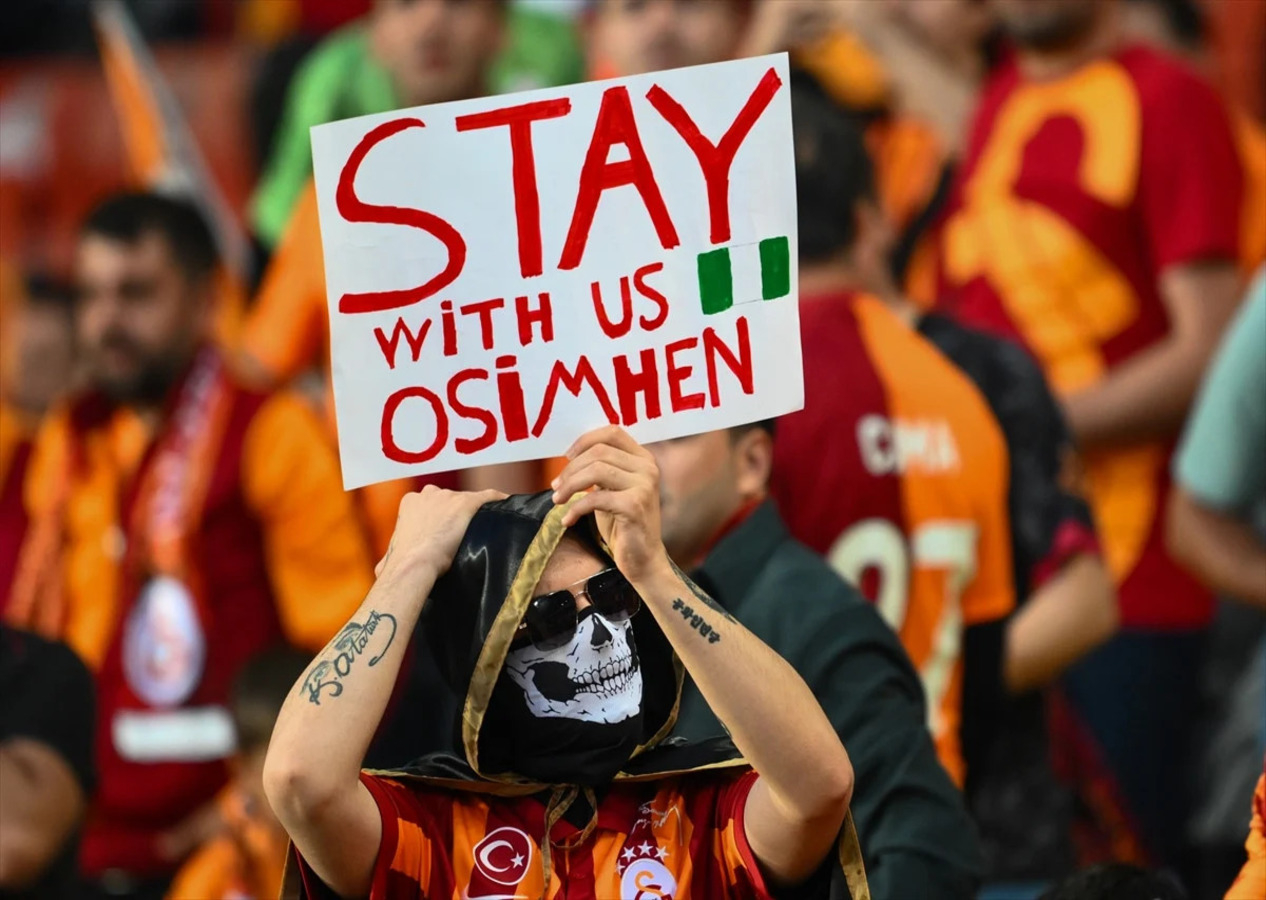 Galatasaray taraftarı kampanyayı tribünlere taşıdı: Bizimle kal Osimhen!