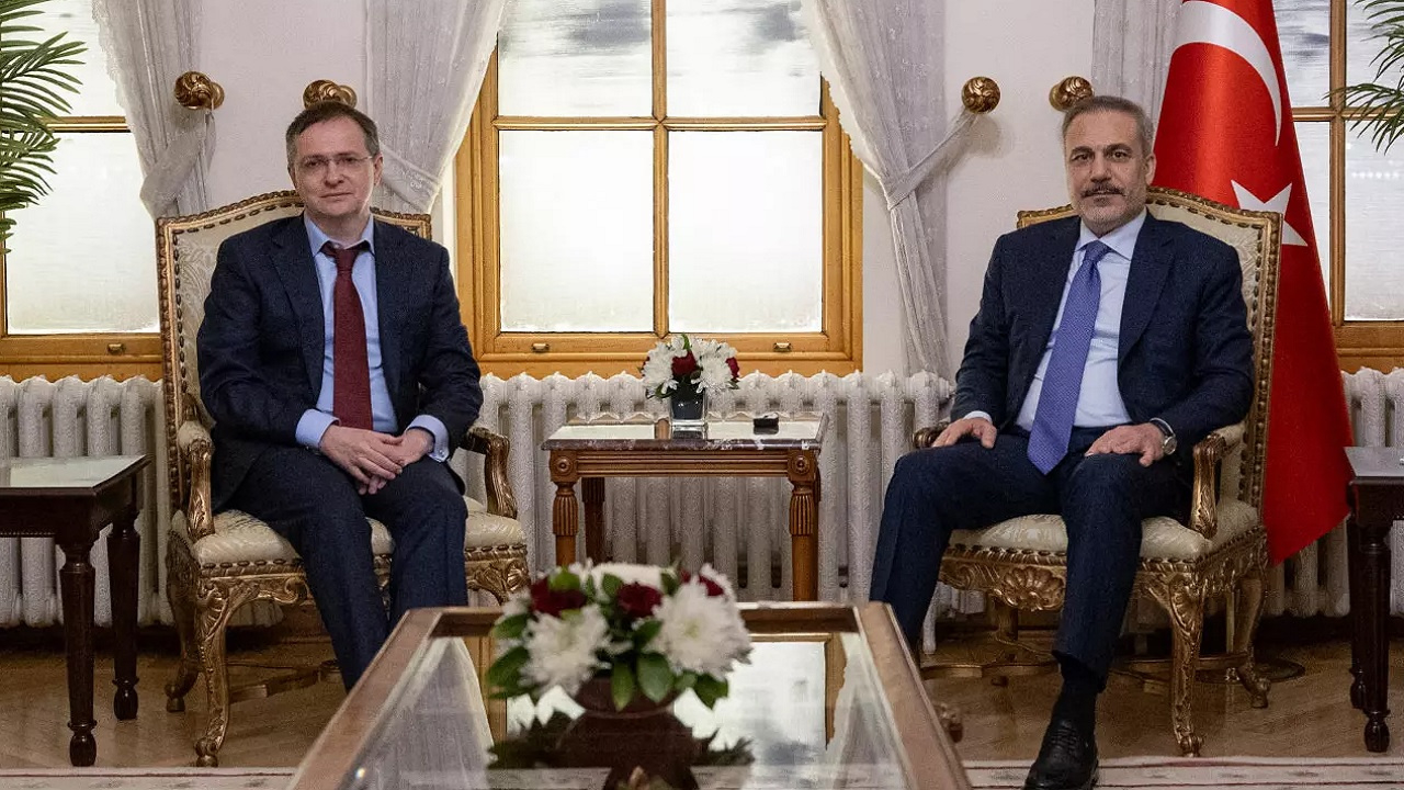 Rus heyeti ile Hakan Fidan Dolmabahçe'de görüştü!