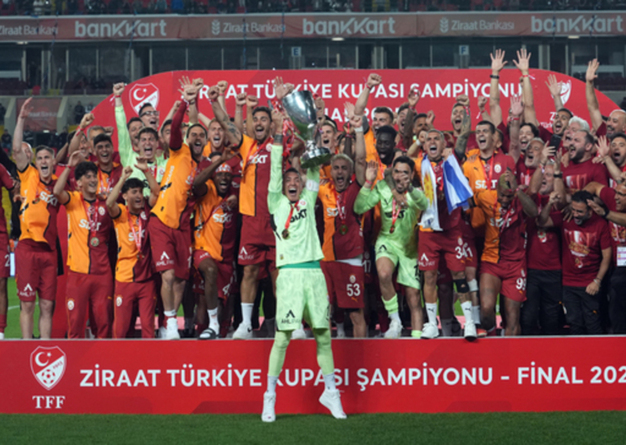 Türkiye Kupası'nda şampiyon olan Galatasaray kupasına kavuştu