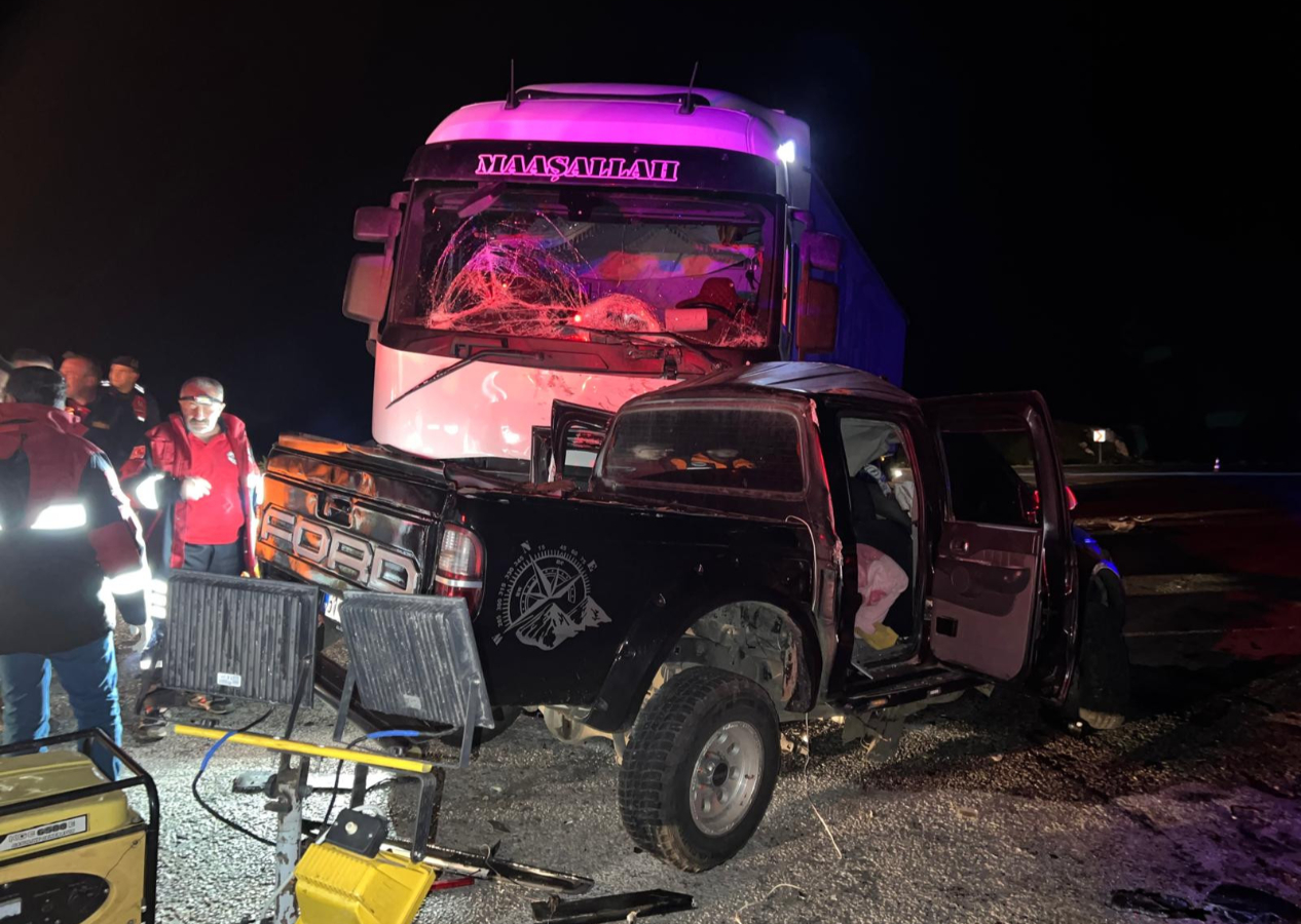 Sivas'ta tır ile çarpışan pikabın sürücüsü öldü