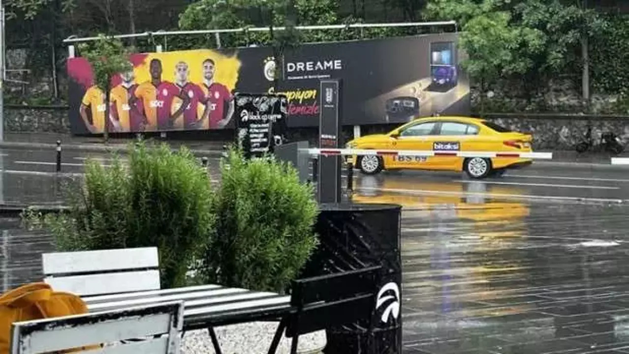 Beşiktaş'ın stadyumunda 'Şampiyon Galatasaray' yazılı reklam panosu