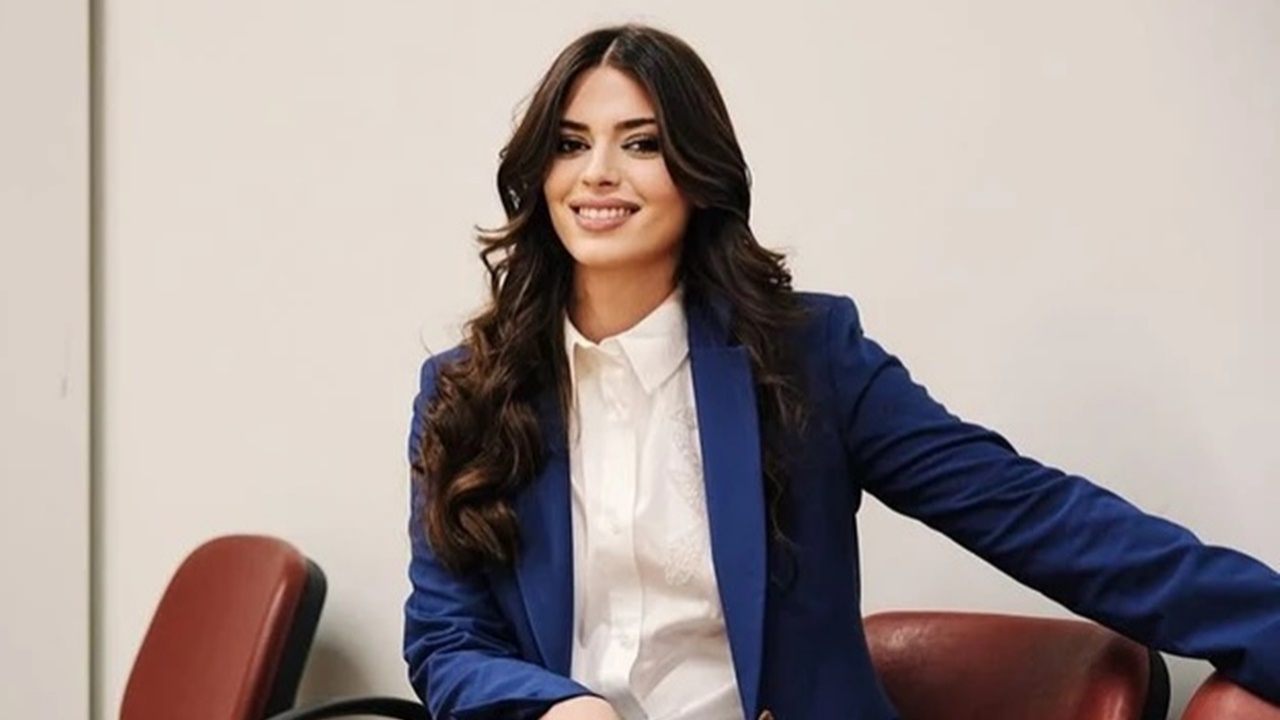 Sosyal medyadan sahneye! Defne Samyeli'nin kızı Derin Talu'dan Marmara Üniversitesi’nde söyleşi! "İkonik" diyerek paylaştı