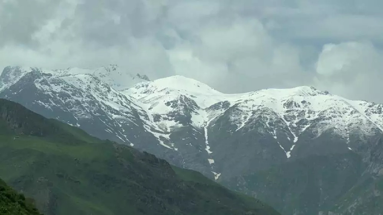 Mayıs ayı sürprizi! Hakkari Yüksekova'da kar yağışı şaşkınlık yarattı