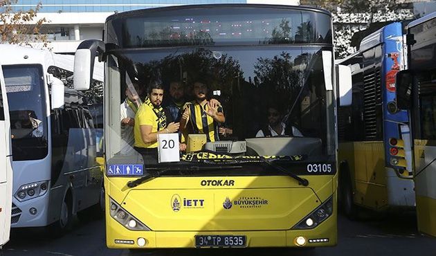 Fenerbahçe taraftarı halk otobüsünün camlarını kırdı