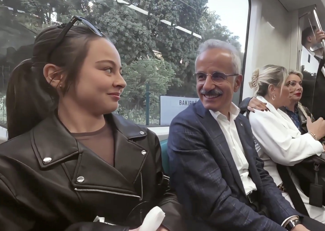 Bakan Uraloğlu'ndan sürpriz yolculuk: Marmaray’a bindi, vatandaşla sohbet etti!