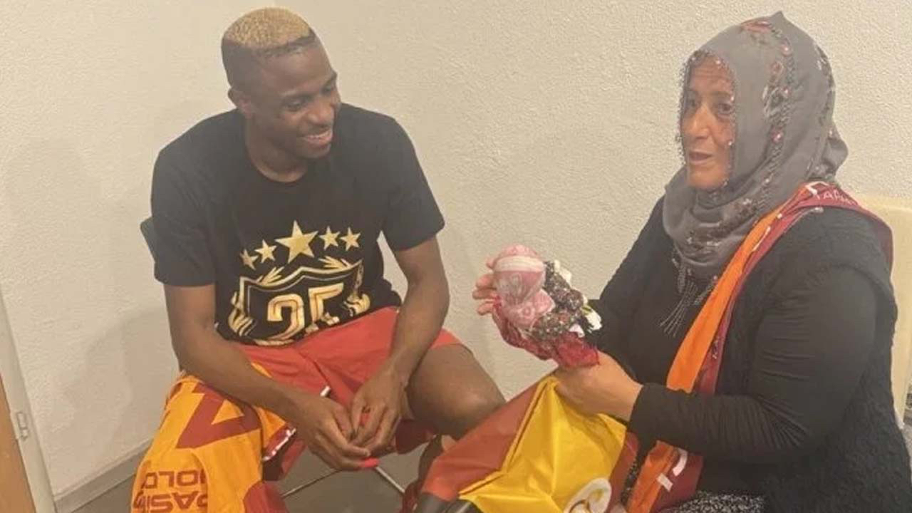 Victor Osimhen Neslihan Teyze ile  buluştu! "Gerekirse tavuklarımı satarım, yeter ki kal"