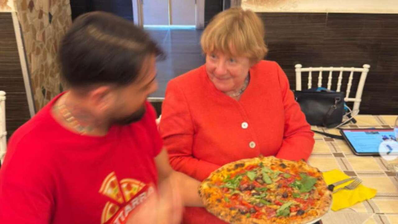 Angela Merkel, İtalya'da tek başına pizza yerken görüntülendi
