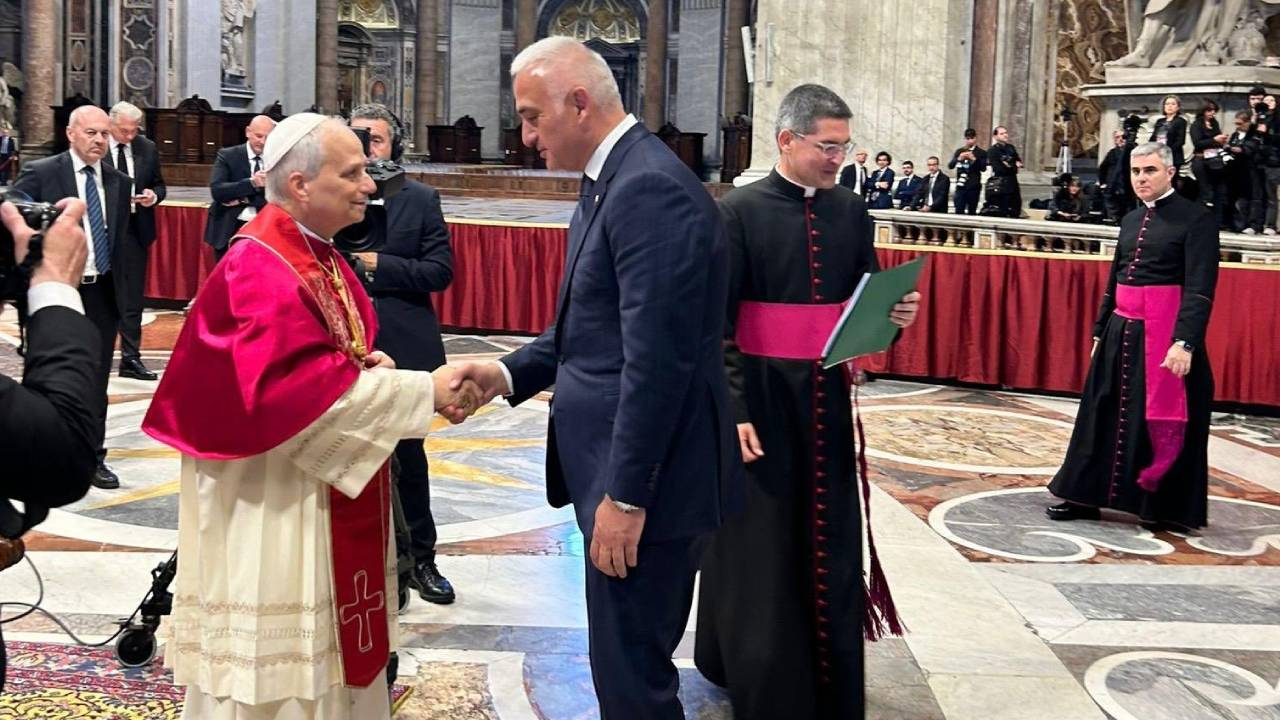 Papa 14. Leo yüzüğü taktı, yemin etti, Gazze'yi yine unutmadı! Törene Türkiye'den Bakan Ersoy katıldı