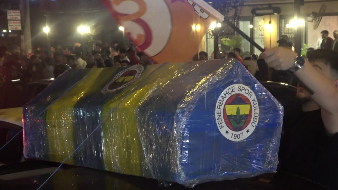 Galatasaraylı taraftarlar Fenerbahçe tabutuyla sela okudu! İşte il il kutlama manzaraları...