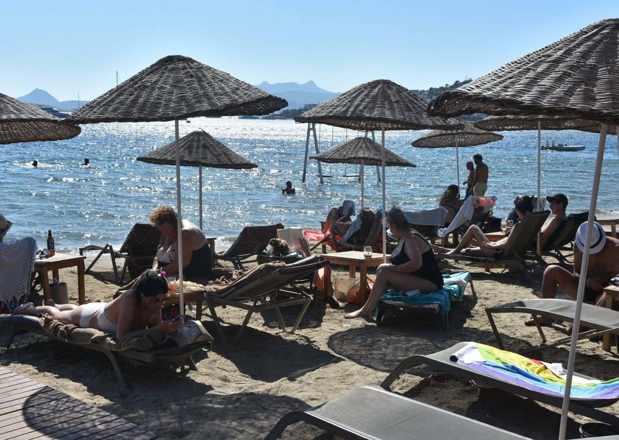 Bodrum'da yaz sezonu başladı... Otellerde oda fiyatları 43 bin lirayı gördü, özel plajlara giriş ücreti 6 bin