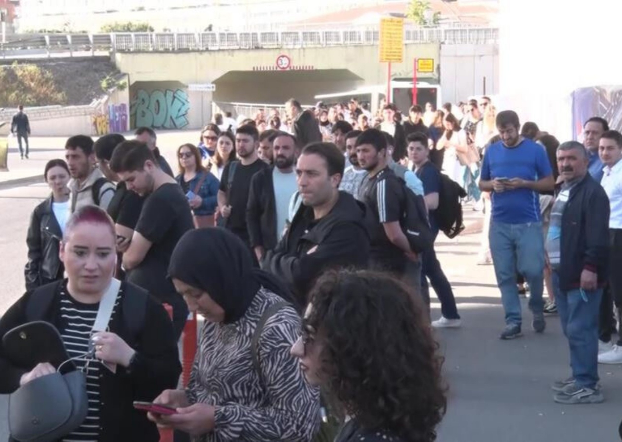 İstanbul’da ulaşım krizi! 3 bin otobüs sefere çıkmadı, duraklar doldu, vatandaş isyan etti